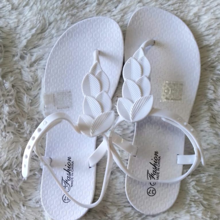 S157 white leaf sandal